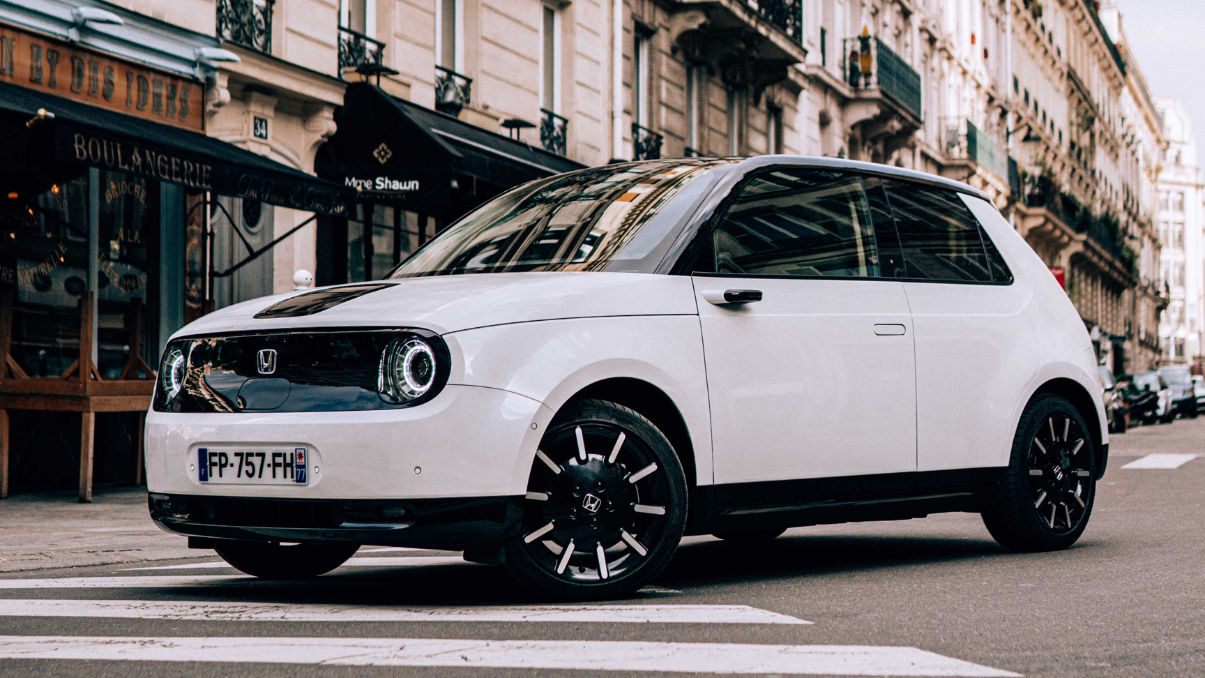 Vy snett framifrån av Honda e på gatan